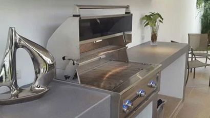 Modern Outdoor Kitchen in Monterray